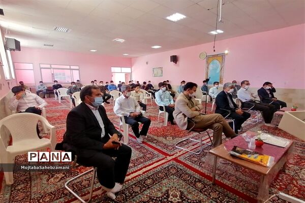 مراسم اهدای جوایز به دانش آموزان برتر آموزشی و پرورشی در دبیرستان امام خمینی( ره)