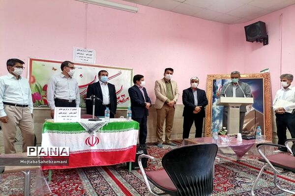 مراسم اهدای جوایز به دانش آموزان برتر آموزشی و پرورشی در دبیرستان امام خمینی( ره)