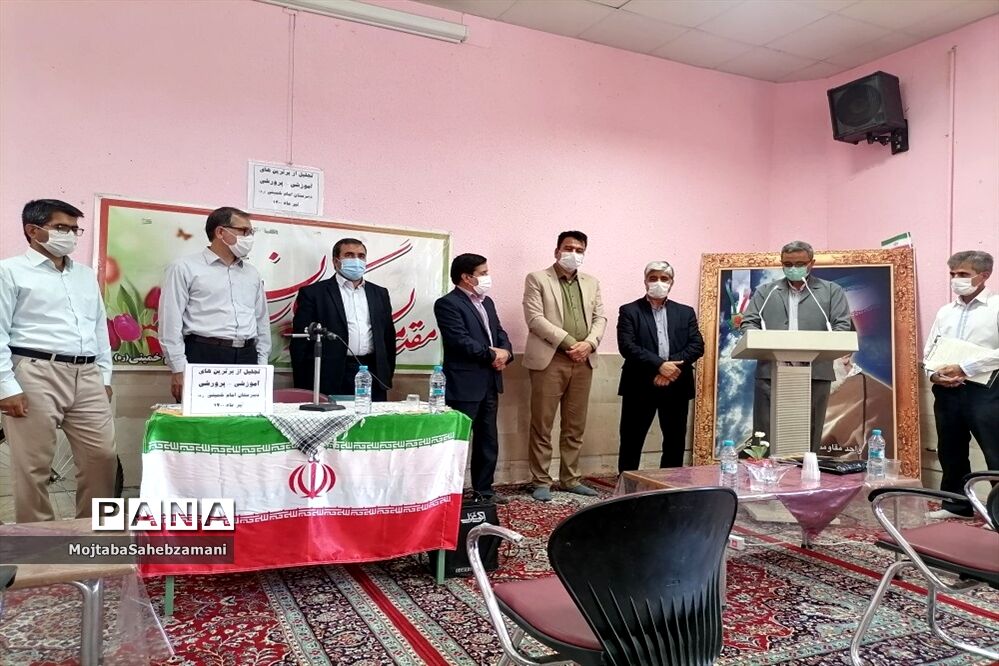 مراسم اهدای جوایز به دانش آموزان برتر آموزشی و پرورشی در دبیرستان امام خمینی( ره)