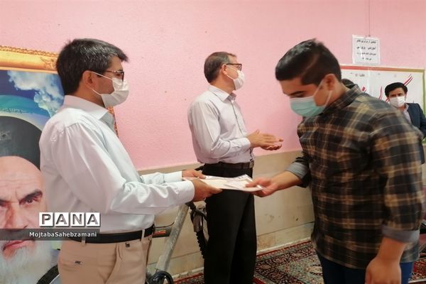 مراسم اهدای جوایز به دانش آموزان برتر آموزشی و پرورشی در دبیرستان امام خمینی( ره)
