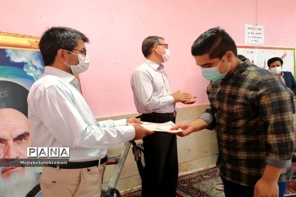 مراسم اهدای جوایز به دانش آموزان برتر آموزشی و پرورشی در دبیرستان امام خمینی( ره)