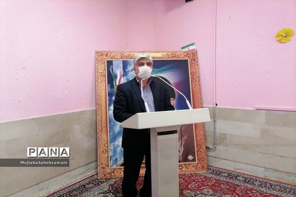 مراسم اهدای جوایز به دانش آموزان برتر آموزشی و پرورشی در دبیرستان امام خمینی( ره)