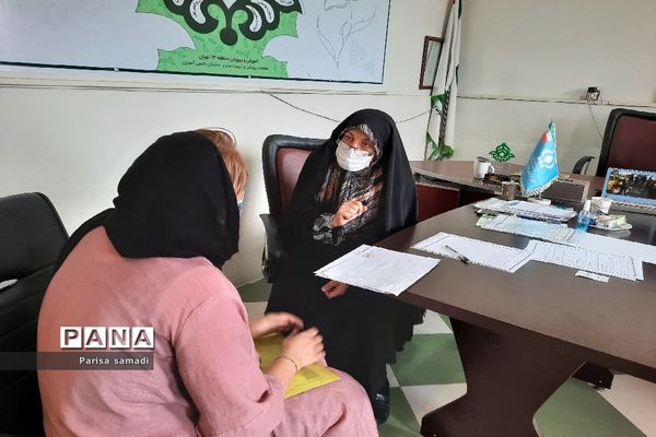 استقرار میز هدایت تحصیلی جهت مشاوره دانش آموزان منطقه ۱۳