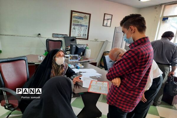 استقرار میز هدایت تحصیلی جهت مشاوره دانش آموزان منطقه ۱۳