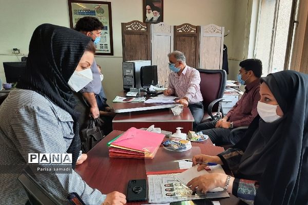 استقرار میز هدایت تحصیلی جهت مشاوره دانش آموزان منطقه ۱۳