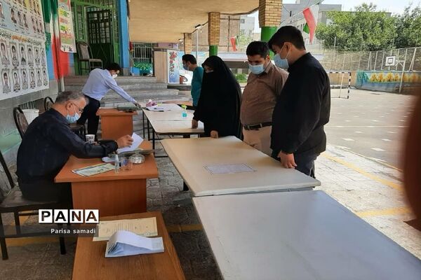 استقرار میز هدایت تحصیلی جهت مشاوره دانش آموزان منطقه ۱۳