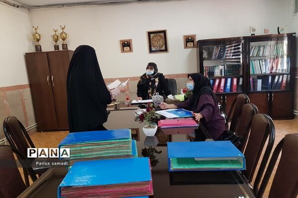 استقرار میز هدایت تحصیلی جهت مشاوره دانش آموزان منطقه ۱۳