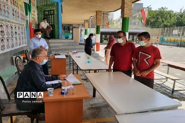 استقرار میز هدایت تحصیلی جهت مشاوره دانش آموزان منطقه ۱۳