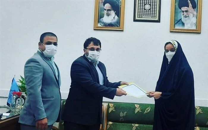 اهدای حکم مشاور نوجوانان مجمع سازمان‌های مردم نهاد استان قم به نماینده مجلس دانش‌آموزی
