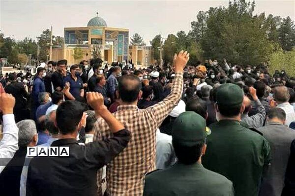 تشییع پیکر محدحسین فرج نژاد به همراه خانواده اش در گلزار شهدای ابرکوه
