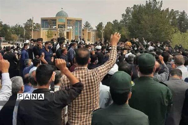 تشییع پیکر محدحسین فرج نژاد به همراه خانواده اش در گلزار شهدای ابرکوه