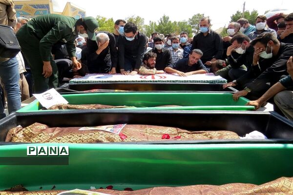 تشییع پیکر محدحسین فرج نژاد به همراه خانواده اش در گلزار شهدای ابرکوه