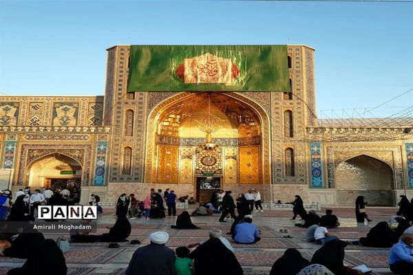 حال و هوای حرم مطهر رضوی  در دهه ولایت
