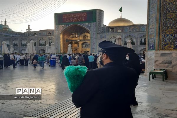 حال و هوای حرم مطهر رضوی  در دهه ولایت