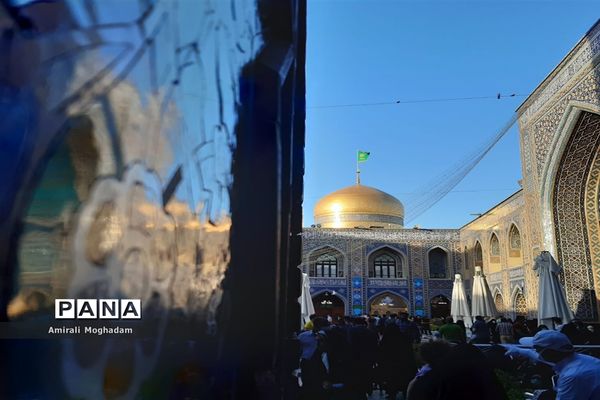 حال و هوای حرم مطهر رضوی  در دهه ولایت