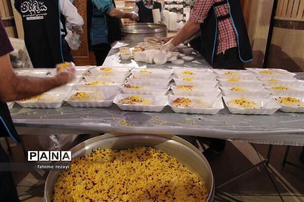 توزیع ۶۰ هزار غذای تبرکی بین نیازمندان مناطق محروم استان اصفهان