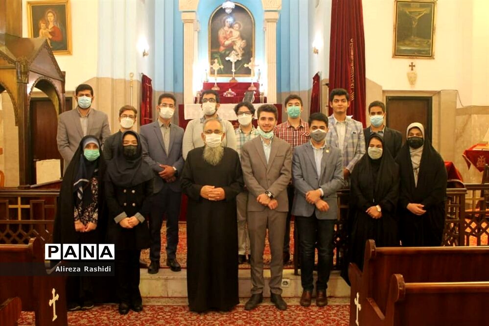 بازدید اعضای انجمن صلح و حقوق بشر جوانان از کلیسای گریگور