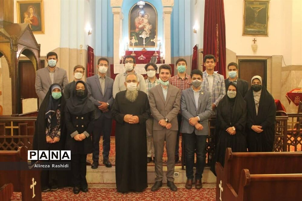 بازدید اعضای انجمن صلح و حقوق بشر جوانان از کلیسای گریگور