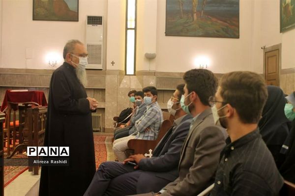 بازدید اعضای انجمن صلح و حقوق بشر جوانان از کلیسای گریگور