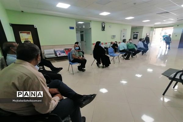 بازدید معاون پرورشی و تربیت بدنی کاشمر از تزریق واکسن کرونا به  فرهنگیان
