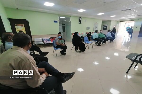 بازدید معاون پرورشی و تربیت بدنی کاشمر از تزریق واکسن کرونا به  فرهنگیان