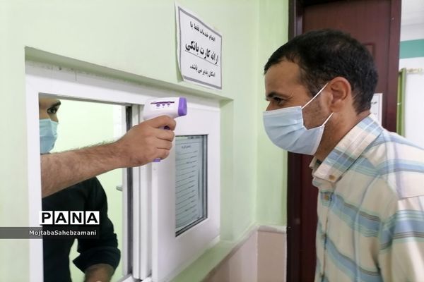 بازدید معاون پرورشی و تربیت بدنی کاشمر از تزریق واکسن کرونا به  فرهنگیان