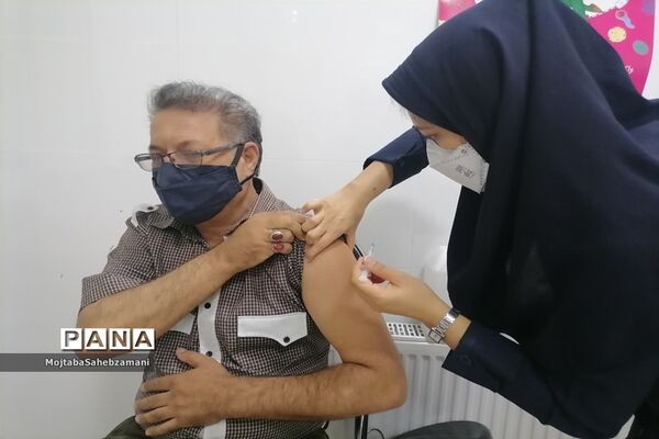 بازدید معاون پرورشی و تربیت بدنی کاشمر از تزریق واکسن کرونا به  فرهنگیان