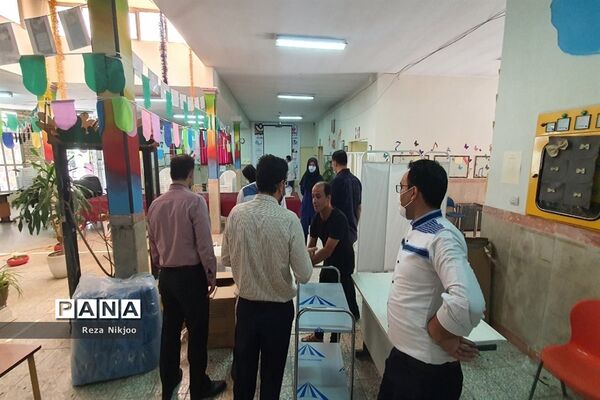 آماده‌سازی محل واکسیناسیون فرهنگیان در شهرستان بهارستان