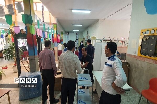 آماده‌سازی محل واکسیناسیون فرهنگیان در شهرستان بهارستان
