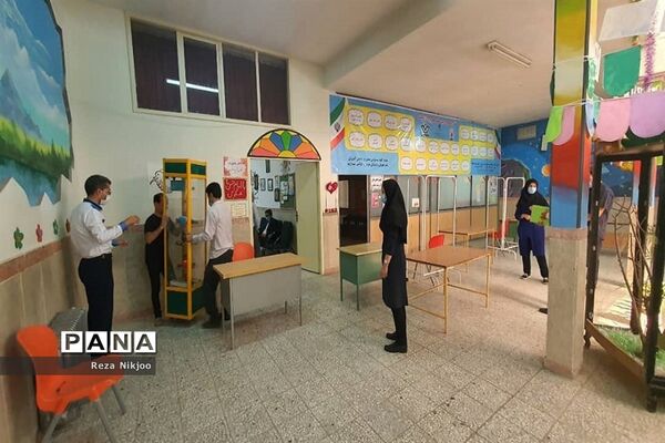 آماده‌سازی محل واکسیناسیون فرهنگیان در شهرستان بهارستان
