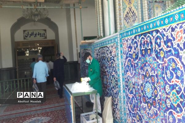 رعایت دستورالعمل‌های بهداشتی زائرین، در حرم مطهر امام رضا(ع)