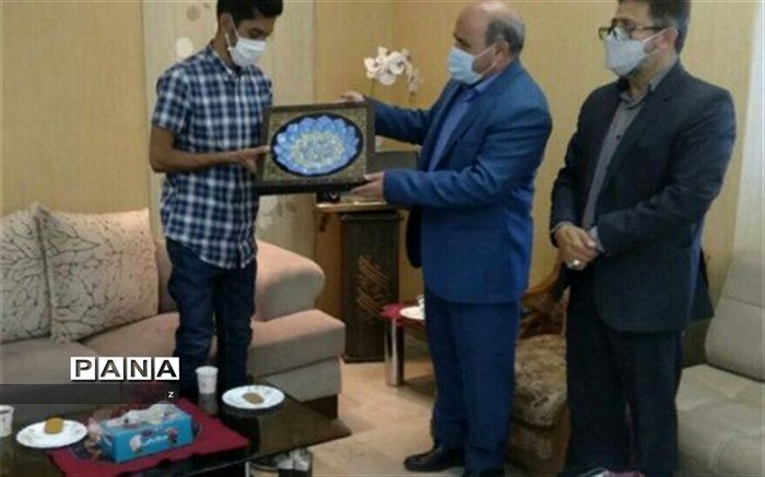 تجلیل مدیرکل صدا و سیمای کرمان از دانش‌آموز رفسنجانی حائز رتبه دوم کنکور سراسری