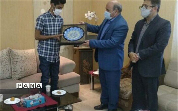 تجلیل مدیرکل صدا و سیمای کرمان از دانش‌آموز رفسنجانی حائز رتبه دوم کنکور سراسری