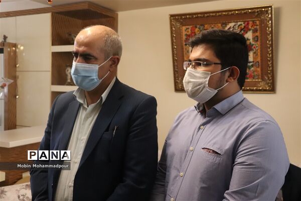 تجلیل مدیر‌کل آموزش و پرورش آذربایجان شرقی از رتبه 1 کنکور تجربی 1400