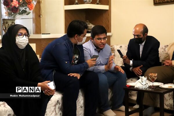 تجلیل مدیر‌کل آموزش و پرورش آذربایجان شرقی از رتبه 1 کنکور تجربی 1400