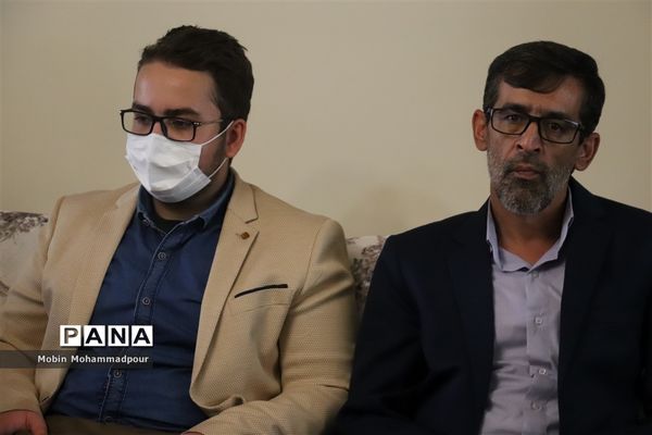 تجلیل مدیر‌کل آموزش و پرورش آذربایجان شرقی از رتبه 1 کنکور تجربی 1400
