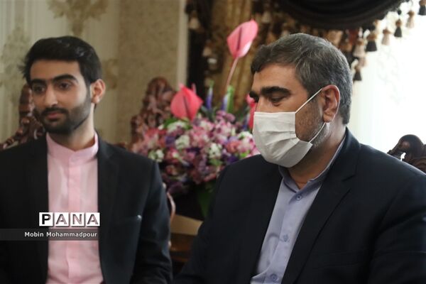 تجلیل مدیر‌کل آموزش و پرورش آذربایجان شرقی از رتبه 1 کنکور تجربی 1400