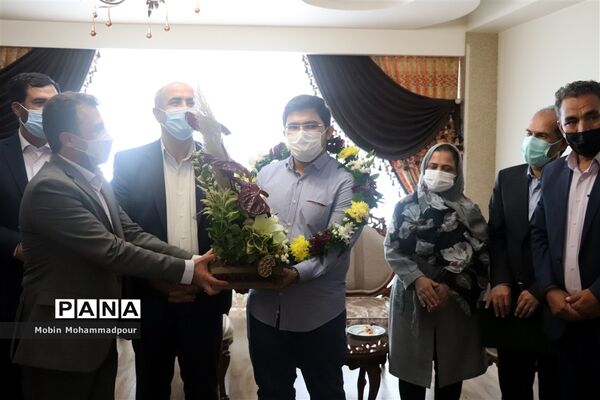 تجلیل مدیر‌کل آموزش و پرورش آذربایجان شرقی از رتبه 1 کنکور تجربی 1400