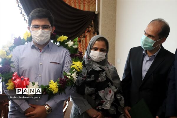 تجلیل مدیر‌کل آموزش و پرورش آذربایجان شرقی از رتبه 1 کنکور تجربی 1400