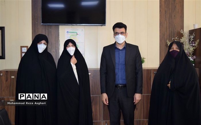 تقدیر  معاون پرورشی و تربیت بدنی منطقه ۱۴از  تیم قهرمان مسابقه مناظره دانش‌آموزی شهر تهران