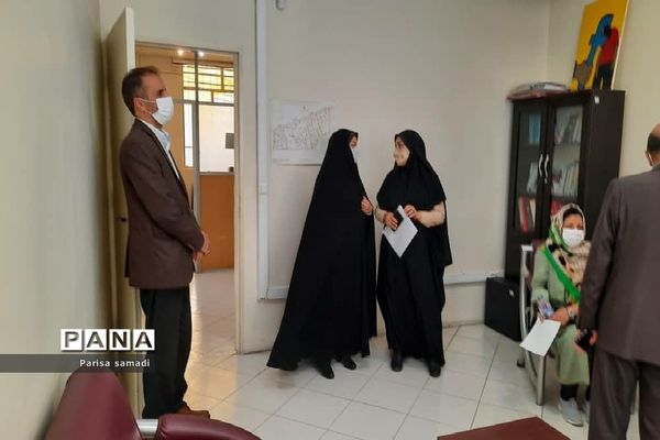 بازدید مدیر آموزش و پرورش منطقه ۱۳ از پایگاه‌های مشاوره کنکور ۱۴۰۰