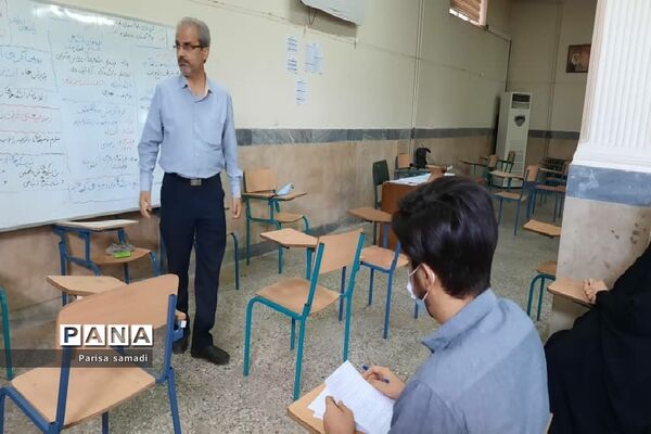 بازدید مدیر آموزش و پرورش منطقه ۱۳ از پایگاه‌های مشاوره کنکور ۱۴۰۰