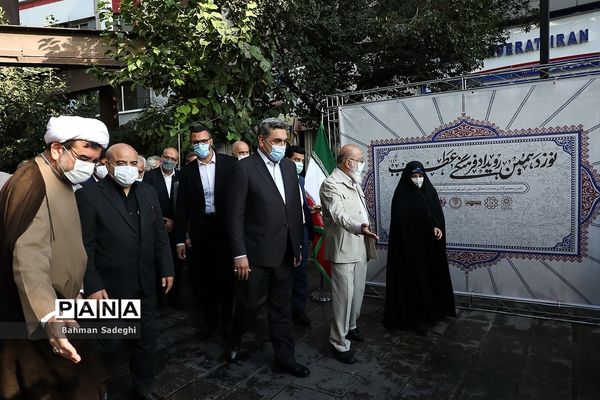 بازدید شهردارو رییس شورای شهر تهران از نمایشگاه عطر سیب