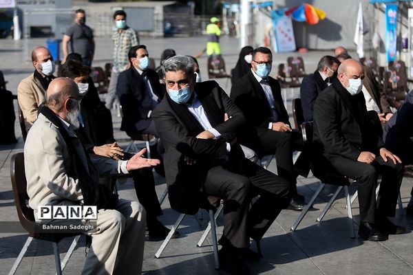 بازدید شهردارو رییس شورای شهر تهران از نمایشگاه عطر سیب