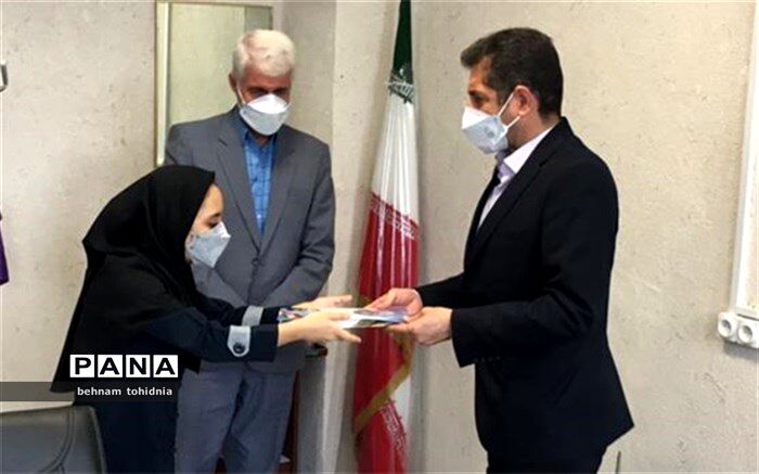 جلسه تجلیل از دانش‌آموز برتر در مسابقه پرسش استاندار برگزار شد