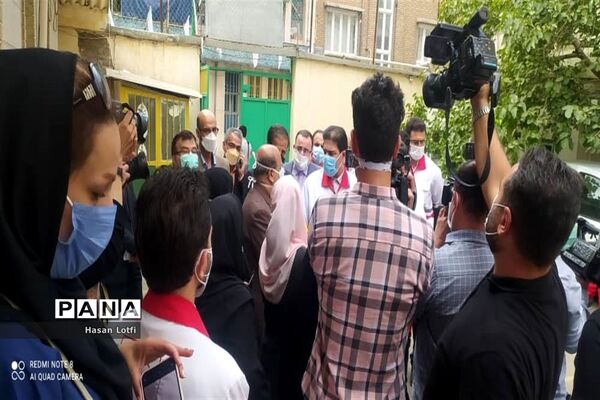 بازدید رییس ستاد کرونای استان تهران از مرکز واکسیناسیون فرهنگیان منطقه ۱۱