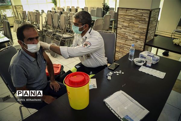 واکسیناسیون فرهنگیان در مدرسه ماندگار البرز