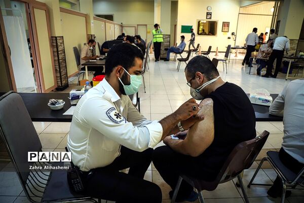 واکسیناسیون فرهنگیان در مدرسه ماندگار البرز