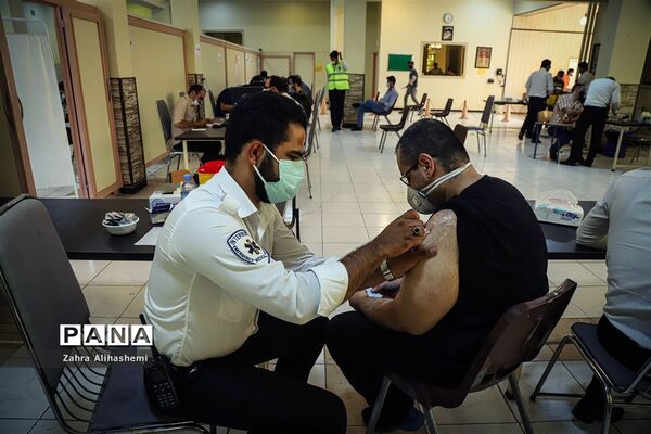 واکسیناسیون فرهنگیان در مدرسه ماندگار البرز