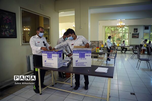 واکسیناسیون فرهنگیان در مدرسه ماندگار البرز